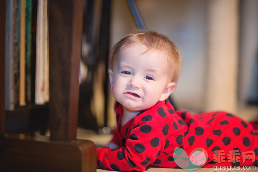 人,四分之三身长,室内,金色头发,白人_165301261_Baby pulling Face_创意图片_Getty Images China