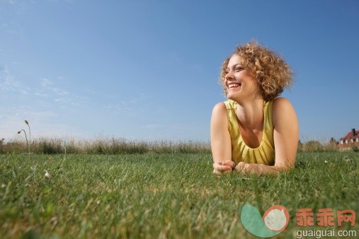 人,休闲装,户外,20到24岁,满意_108345523_Germany, Munich, Woman lying on grass and smiling_创意图片_Getty Images China