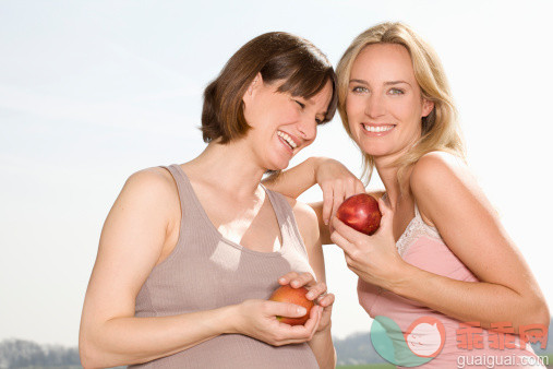 人,饮食,休闲装,户外,25岁到29岁_149689078_Germany, North Rhine Westphalia, Women with apples, smiling_创意图片_Getty Images China