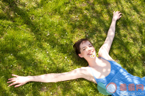 人,衣服,休闲装,连衣裙,建筑_146267942_Happy young woman lying in meadow_创意图片_Getty Images China