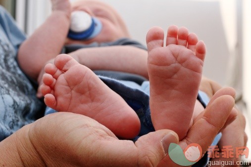 人,室内,手,赤脚,拿着_111968261_Feet from newborn baby with soother_创意图片_Getty Images China