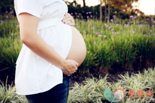 人,衣服,环境,户外,中间部分_88106024_Pregnant Belly_创意图片_Getty Images China