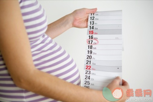 白色,人,休闲装,毛衣,数字_73246088_Pregnant woman holding calendar with marked date, mid section, close-up_创意图片_Getty Images China