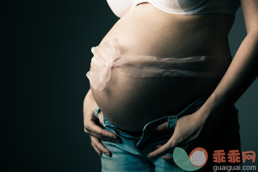 人,生活方式,手,躯干,白人_154933301_Pregnant woman torso_创意图片_Getty Images China