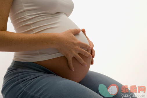 概念,主题,人生大事,构图,图像_200466079-001_Pregnant woman touching stomach, mid section_创意图片_Getty Images China