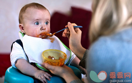 人,婴儿服装,食品,室内,餐巾_163711076_Baby Eating food_创意图片_Getty Images China