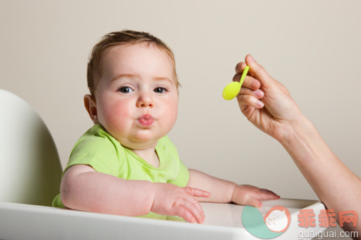 人,影棚拍摄,汤匙,手臂,手_103890681_Baby boy being spoon fed_创意图片_Getty Images China