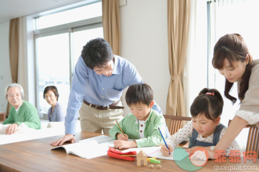 人,衣服,装饰物,窗帘,生活方式_92219312_Children doing homework with their parents_创意图片_Getty Images China
