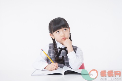 白色背景,人,亚洲人,室内,可爱的_gic12814991_a girl writing in a book_创意图片_Getty Images China