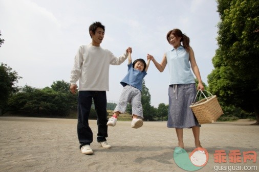 概念,休闲活动,周末活动,主题,生活方式_72333953_A young couple with a boy in park_创意图片_Getty Images China