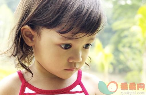 停车,休闲装,不看镜头,白昼,户外_im056179_Cute girl, close up_创意图片_Getty Images China