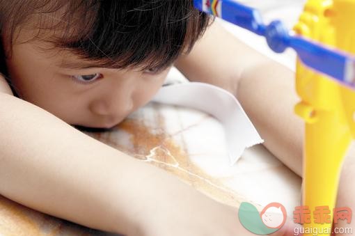 卧室,停车,床,休闲装,不看镜头_im056027_Girl playing, high angle view_创意图片_Getty Images China