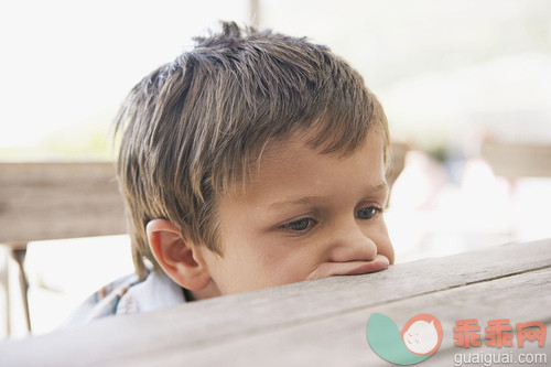 生病,咬,白人,白日梦,面部表情_gic14888832_Little boy biting the edge of table_创意图片_Getty Images China