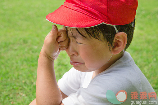 田地,公园,人,帽子,生活方式_557043643_Japanese kid crying in a park_创意图片_Getty Images China