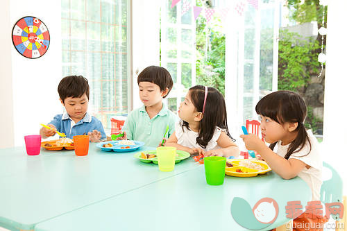 室内,白昼,桌子,午餐,坐_gic11211180_Children eating lunch_创意图片_Getty Images China