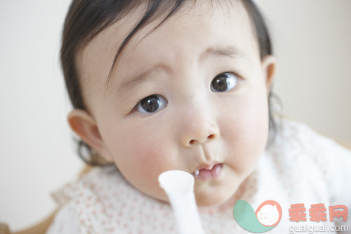 头像,吃,喂养,向上看,食品_gic11168202_Mother feeding a child_创意图片_Getty Images China