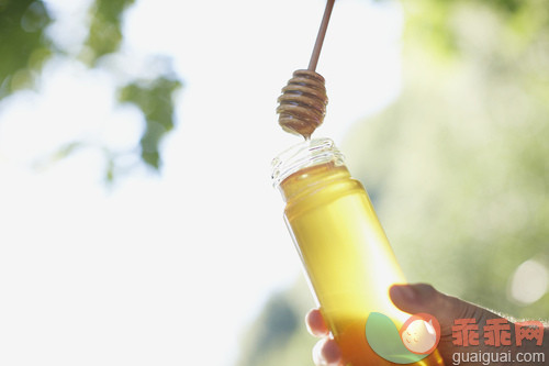 白人,容器,部分,水滴,充满_gic14875509_Man filling jar with honey_创意图片_Getty Images China