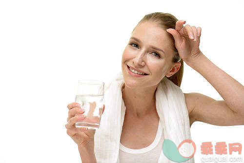 室内,金色头发,毛巾,锻炼,迷人_gic13864802_Young woman drinking water after exercising_创意图片_Getty Images China