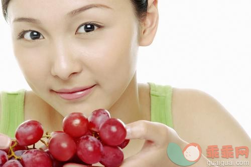 串,休闲装,水果,葡萄,无袖上装_ins007534_Woman posing with grapes, portrait_创意图片_Getty Images China