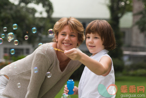 人,户外,30岁到34岁,金色头发,棕色头发_86513819_Mother and daughter with bubbles_创意图片_Getty Images China