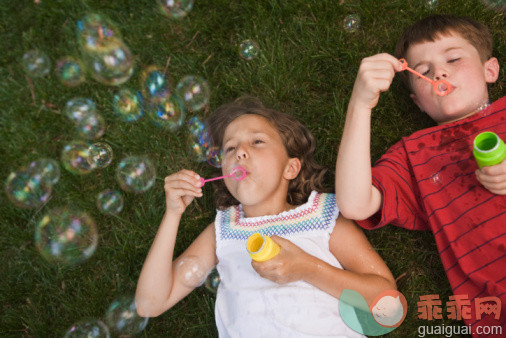 人,户外,棕色头发,白人,躺_86536377_Children blowing bubbles_创意图片_Getty Images China