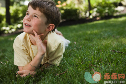 人,休闲装,户外,棕色头发,白人_86487781_Boy lying in grass_创意图片_Getty Images China