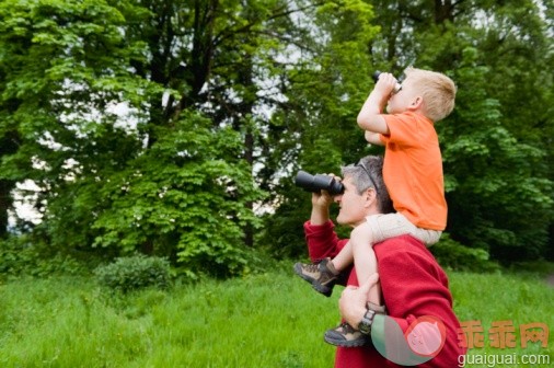 人,户外,40到44岁,金色头发,白人_86503487_Father carrying son looking through binoculars_创意图片_Getty Images China