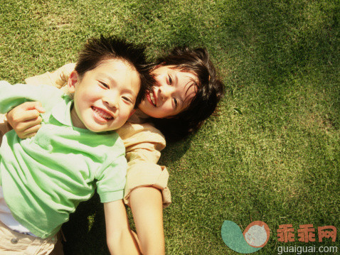 生活方式,度假,户外,满意,躺_79238047_Brother and sister lying on grass, smiling_创意图片_Getty Images China