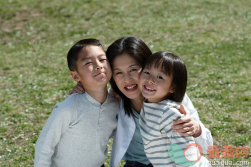 概念,主题,休闲活动,视角,构图_78096006_Portrait of a mother and children sitting in garden_创意图片_Getty Images China