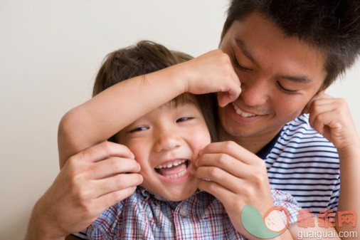 人,衣服,室内,快乐,深情的_79742588_Father and son (6-7) pinching cheek_创意图片_Getty Images China