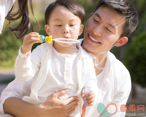 亚洲人,人,学龄前,父亲,儿子_174d5d0cd_父亲和孩子特写_创意图片_Getty Images China