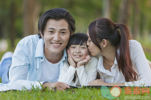 娱乐,人,生活方式,度假,户外_gic17522375_Young couple holding their children and smiling looking away,_创意图片_Getty Images China