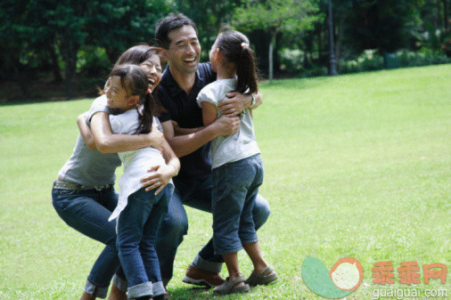 人,衣服,牛仔裤,T恤,户外_88797310_Parents smiling and hugging their children in a park_创意图片_Getty Images China