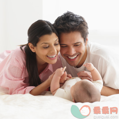 人,衣服,家具,装饰物,床_88388714_Parents Admiring Infant Daughter_创意图片_Getty Images China