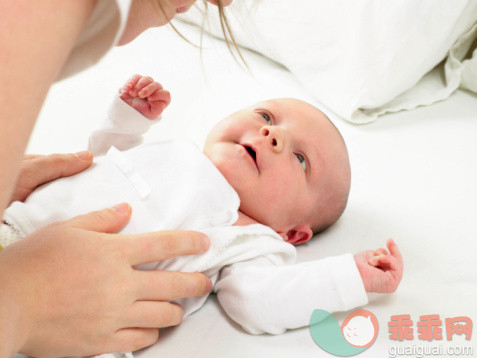 人,生活方式,室内,核心家庭,家庭_89976165_Mother playing with her baby_创意图片_Getty Images China