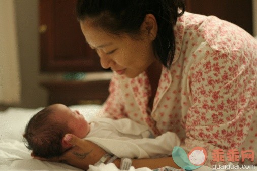 人,家具,半装,床,室内_89014170_Newborn & mother_创意图片_Getty Images China