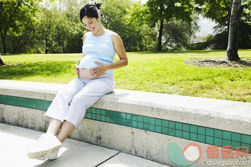 墙,公园,人,生活方式,户外_gic17046434_Pregnant Woman Sitting on Park Wall_创意图片_Getty Images China