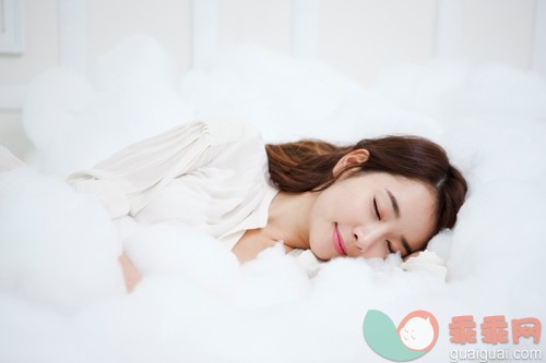躺,仰卧,斜躺着,亚洲人,生活方式_gic11131764_a woman  in white sleeping in a bed with white sheets_创意图片_Getty Images China