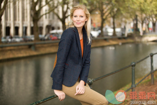 人,着装得体,运河,四分之三身长,户外_160923095_Europe, Germany, North Rhine Westphalia, Duesseldorf, Young woman smiling, portrait_创意图片_Getty Images China