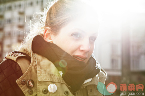 围巾,人,休闲装,城市,生活方式_500100877_Portrait of freezing young woman in sunlight_创意图片_Getty Images China