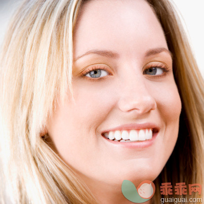 摄影,肖像,头发长度,长发,户外_57319108_Portrait of a young woman smiling_创意图片_Getty Images China