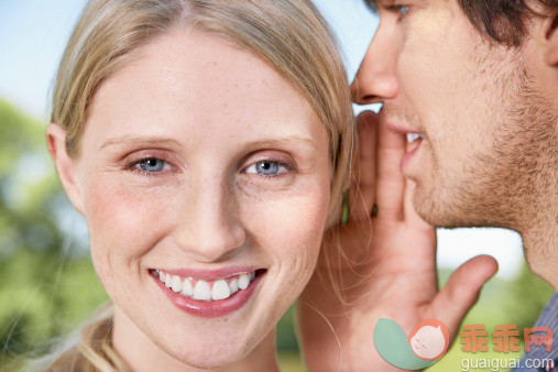 人,休闲装,沟通,户外,20到24岁_155785648_Germany, Cologne, Young man whispering to woman_创意图片_Getty Images China