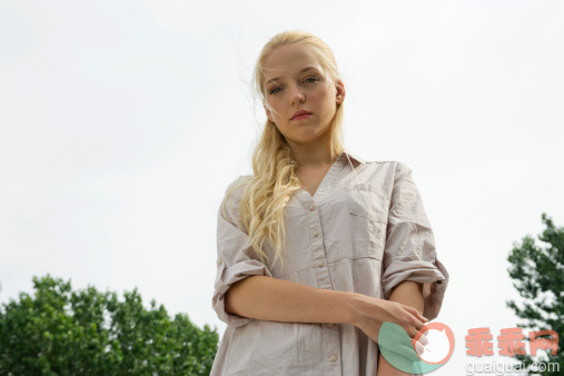 人,休闲装,户外,金色头发,站_143073096_Young woman looking at camera with sad expression_创意图片_Getty Images China