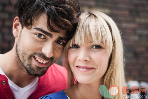 人,休闲装,户外,20到24岁,络腮胡子_140883423_Germany, Cologne, Young couple smiling, portrait_创意图片_Getty Images China