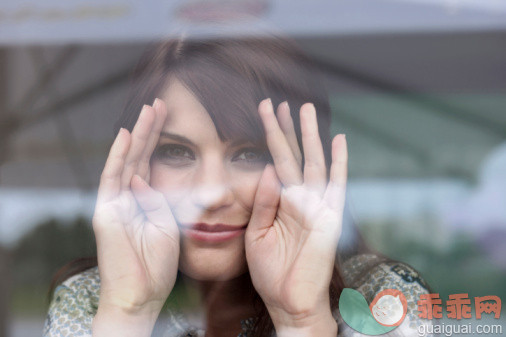 人,休闲装,户外,25岁到29岁,满意_93228165_Germany, Cologne, Young woman looking through window, smiling, portrait_创意图片_Getty Images China