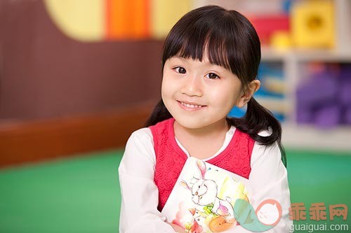 教室,教育,图画书,可爱的,生活方式_0878754b3_可爱的小女孩_创意图片_Getty Images China