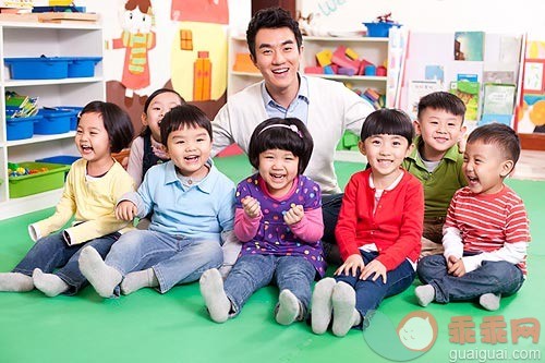 教室,教师,可爱的,教育,快乐_d50f8277e_幼儿园老师和小朋友们_创意图片_Getty Images China