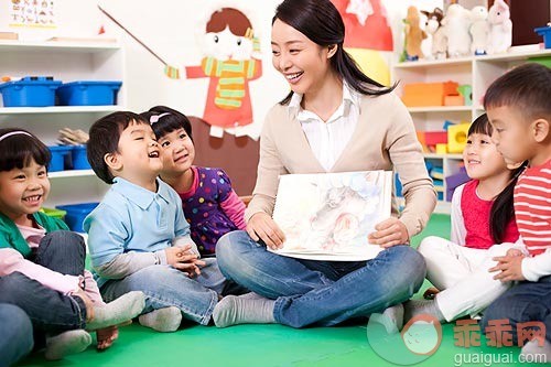 教室,教育,教师,挨着,可爱的_f5beff91b_幼儿园老师和小朋友一起看画册_创意图片_Getty Images China