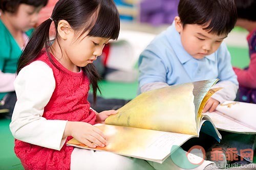 教室,教育,图画书,读书,挨着_ea514939f_小男孩和小女孩一起看书_创意图片_Getty Images China