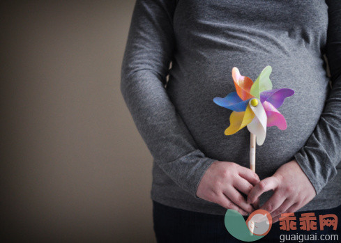 人,休闲装,室内,中间部分,怀孕_103124426_Pregnant woman holding a pinwheel_创意图片_Getty Images China